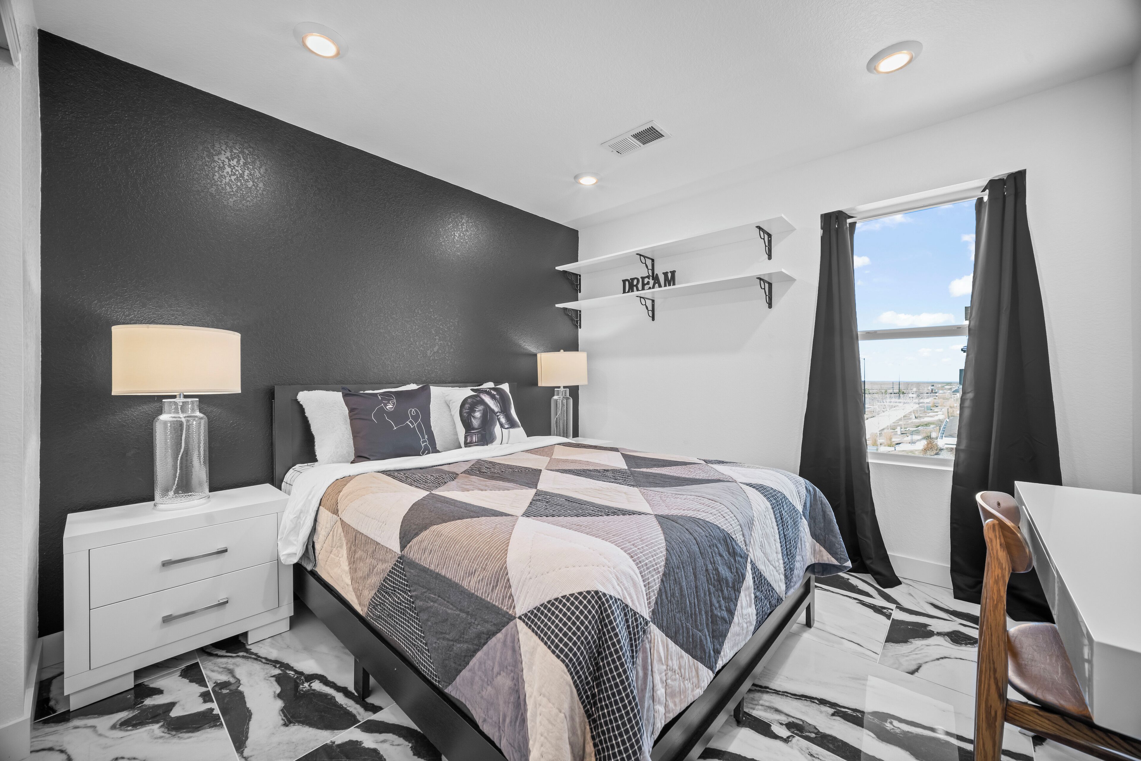 Een bureau, een strijkplank/strijkijzer, gratis wifi, beddengoed