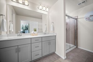 Hair dryer, towels - 10 min to DIA, Walk to the Gaylord! (Aurora)