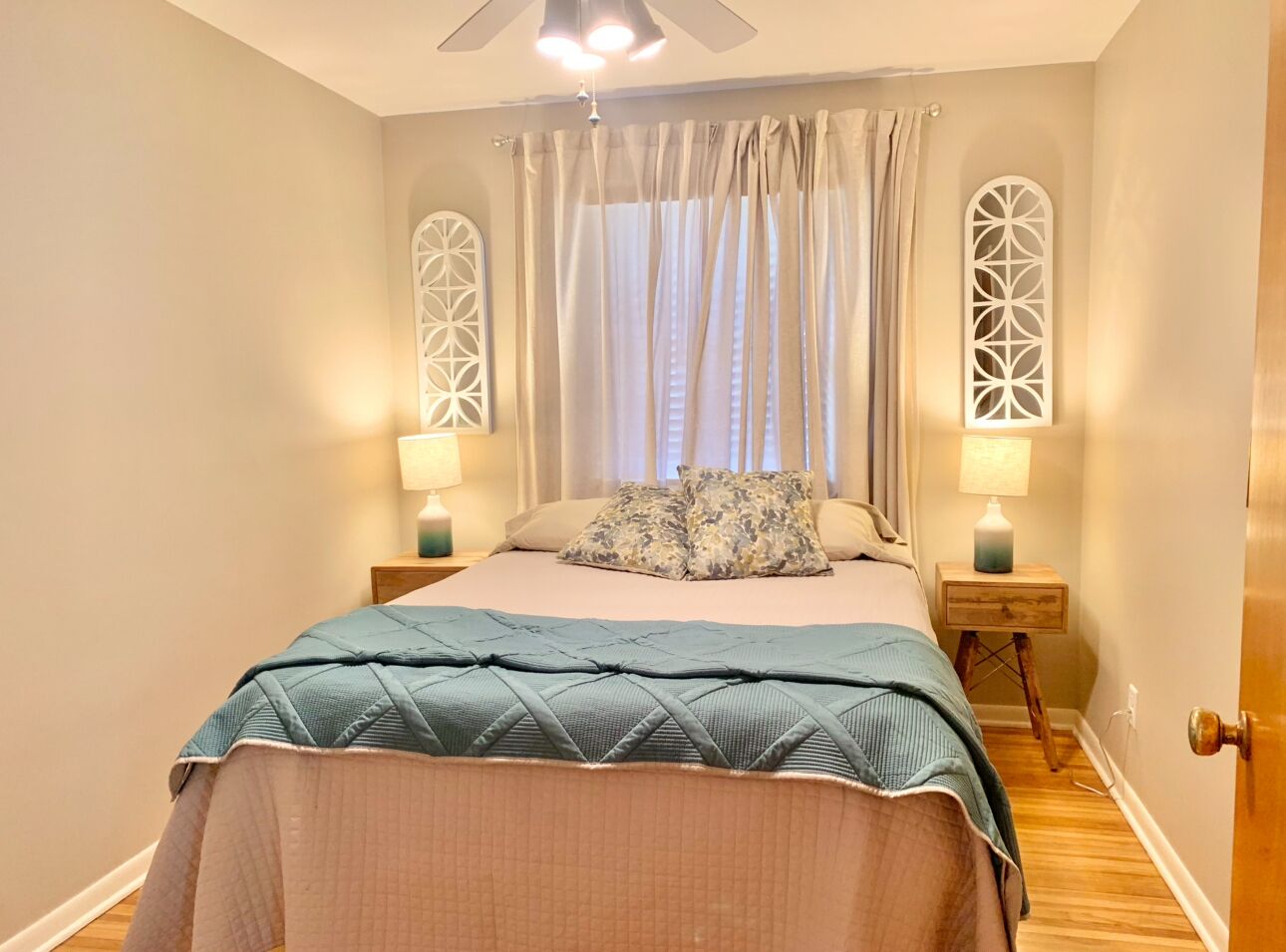 4 chambres, bureau, fer et planche à repasser, lit parapluie