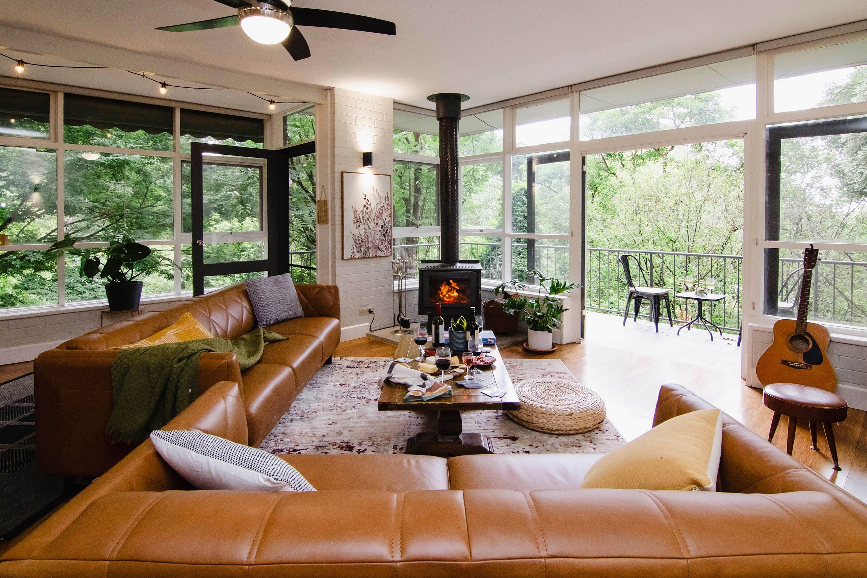 Televisie en een open haard