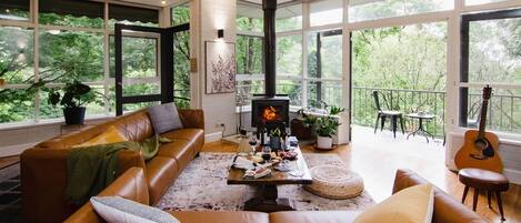 Televisie en een open haard