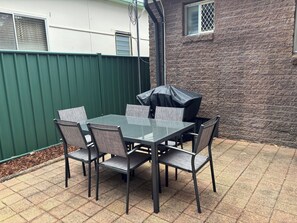 Outdoor dining - Cowper Cottage ~ Umina Beach ~ Family retreat walking distance to the ocean (Umina Beach)