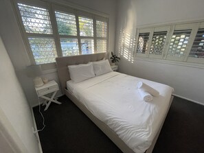 Een strijkplank/strijkijzer, wifi, beddengoed