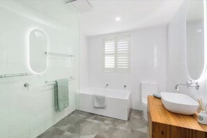 Shower, towels, soap, toilet paper - Cowper Cottage ~ Umina Beach ~ Family retreat walking distance to the ocean (Umina Beach)
