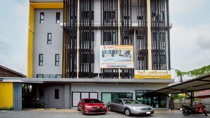 Um edifício moderno com uma grande placa anunciando uma residência chamada Riski.