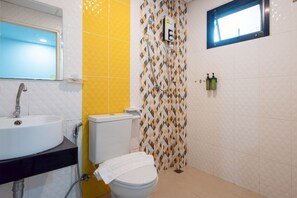 Superior Double Room | Bathroom | Shower, free toiletries, hair dryer, towels - Riski Residence Bangbuathong (Bang Bua Thong)