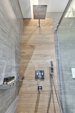 Douche, sèche-cheveux, serviettes fournies, savon