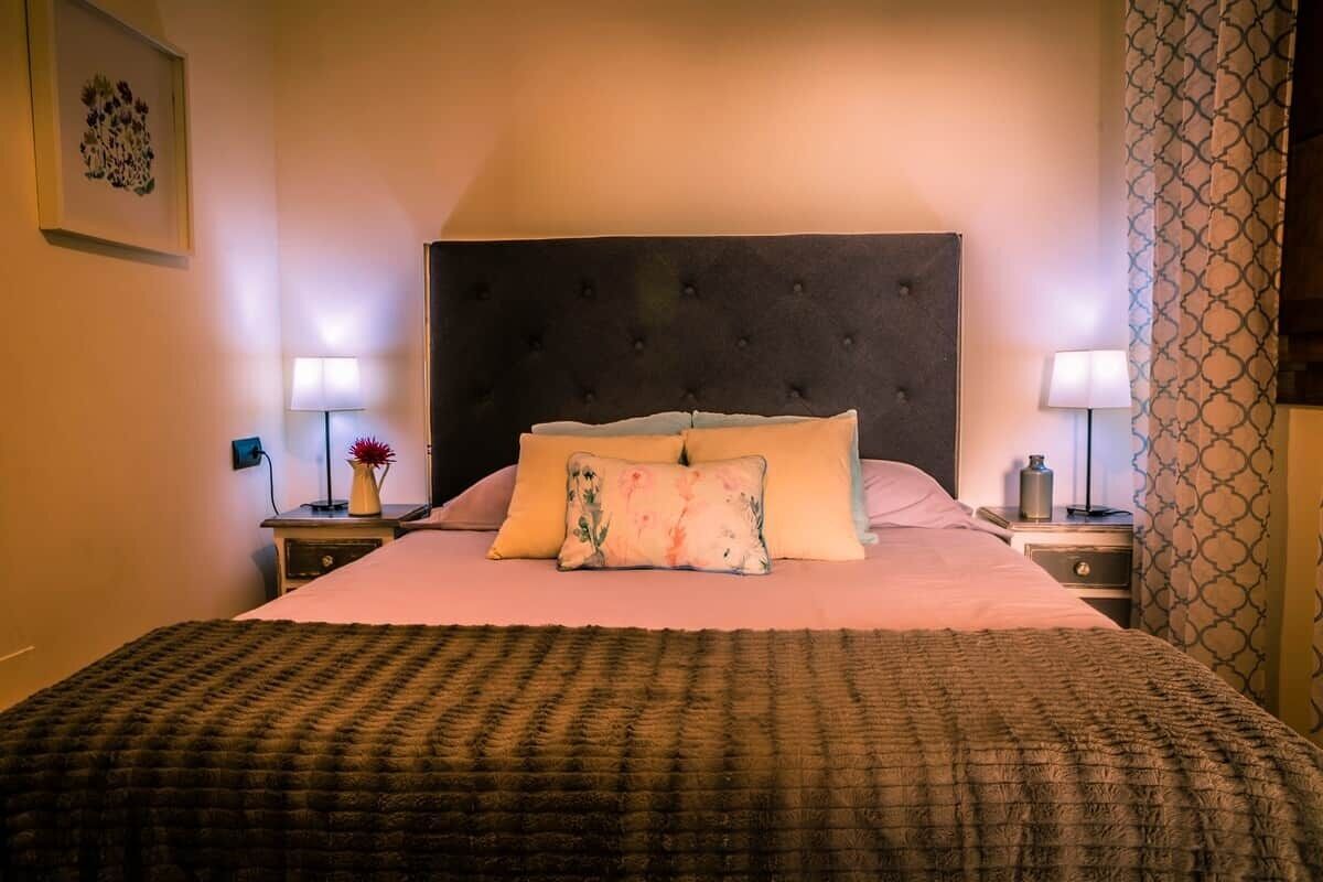 Een strijkplank/strijkijzer, wifi, beddengoed