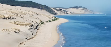 Una spiaggia nelle vicinanze
