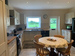 Refrigerador, microondas, horno y tetera eléctrica 