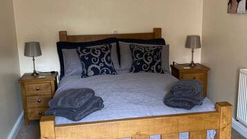 1 habitación, tabla de planchar con plancha, wifi gratis y ropa de cama