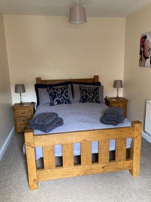 1 habitación, tabla de planchar con plancha, wifi gratis y ropa de cama