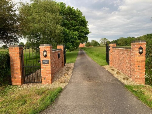 Woodside Retreat, Lake view with Luxury Hot Tub set in the rural countryside