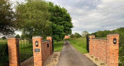 Woodside Retreat, Lake view with Luxury Hot Tub set in the rural countryside
