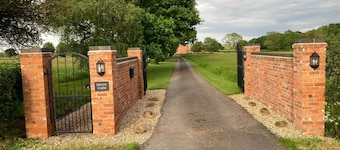Woodside Retreat, Lake view with Luxury Hot Tub set in the rural countryside