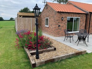 Outdoor dining - Woodside Retreat, Lake view with Luxury Hot Tub set in the rural countryside (Haughton)