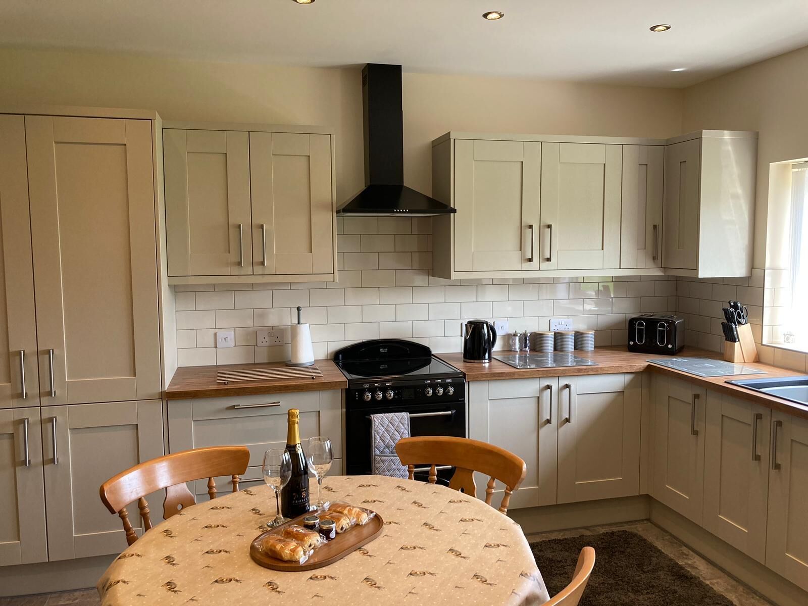 Een koelkast, een microgolfoven, een oven, een waterkoker