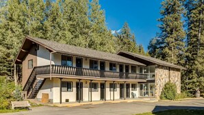 Exterior - Gateway Suites: Perfect rest on your way to Banff! (Harvie Heights)