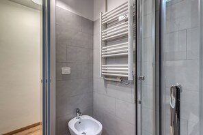 Shower, hair dryer, bidet, towels - Campo de Fiori - Borgia cherming apartment (Roma)