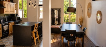 Family home with Jacuzzi, Billiards & large garden