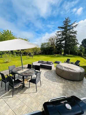 Outdoor dining - #LaVillaFleurie (Droué)