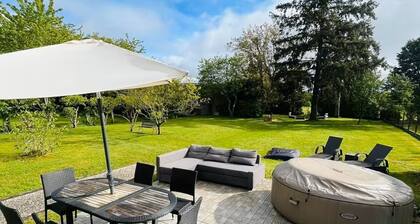  Charming house with jacuzzi, billiard table & large garden 1 h 30 from Paris
