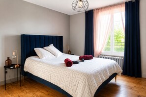 3 habitaciones, escritorio y tabla de planchar con plancha 