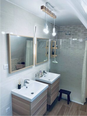 Shower, hair dryer, towels, toilet paper - #LaVillaFleurie (Droué)