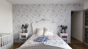 3 bedrooms, iron/ironing board, WiFi, bed sheets