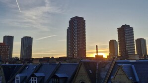 Ein Stadtbild mit Wolkenkratzern und Sonnenuntergang.