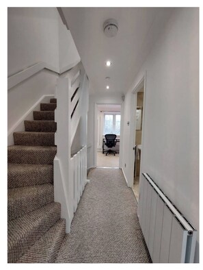 Interior - Spacious 4-bedroom townhome in serene London with AC in two rooms (London)