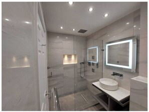 Shower, hair dryer, bidet, towels - Waterfront Townhouse w/ AC + Sauna.  Subway + River Boat - Fast to Central (London)