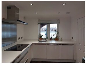 Private kitchen - Spacious 4-bedroom townhome in serene London with AC in two rooms (London)