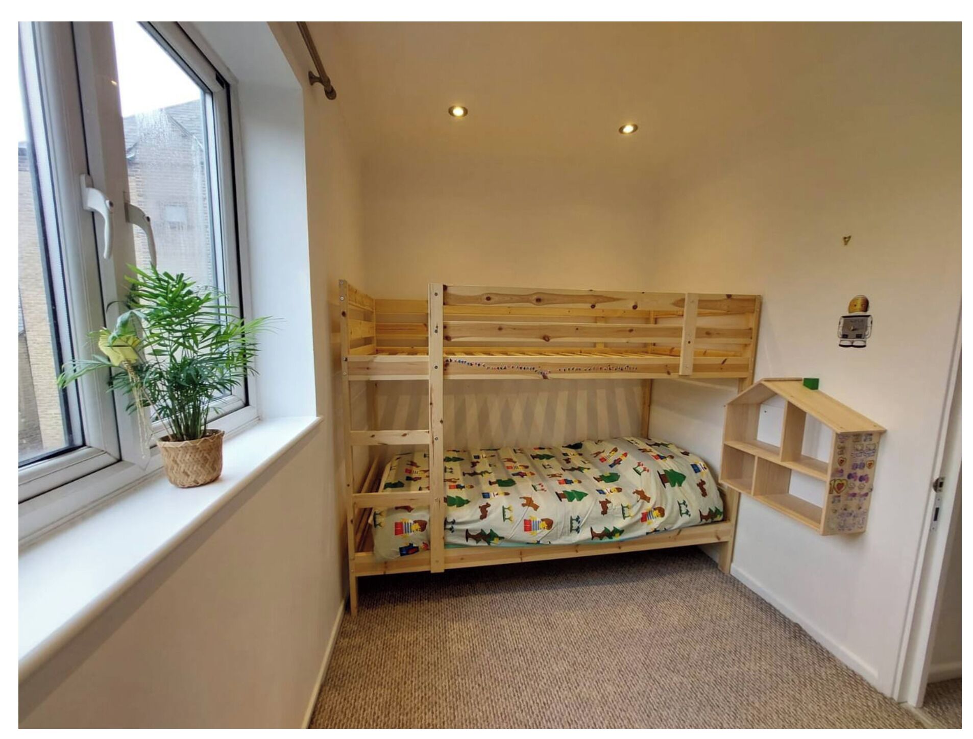 4 bedrooms, desk, iron/ironing board, free WiFi