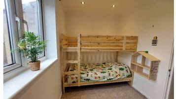 4 bedrooms, desk, iron/ironing board, free WiFi