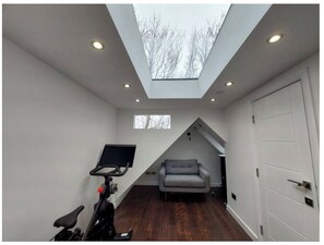 Fitness facility - Spacious 4-bedroom townhome in serene London with AC in two rooms (London)