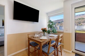 Dining - Deluxe Apartment in a Quiet Location with Balcony and Wi-Fi (Oberkochen)