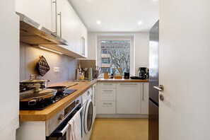 Frigorífico, horno, placa de cocina y lavavajillas