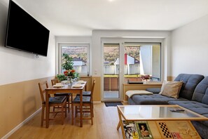 TV - Deluxe Apartment in a Quiet Location with Balcony and Wi-Fi (Oberkochen)