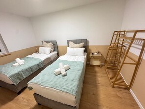 Strykjärn/strykbräda, wi-fi och sängkläder