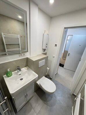 Dusch, hårtork och handdukar