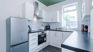 Refrigerador, microondas, horno, placa de cocina