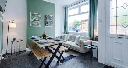 Spacious 3 Bed, Perfect for Group Stays!