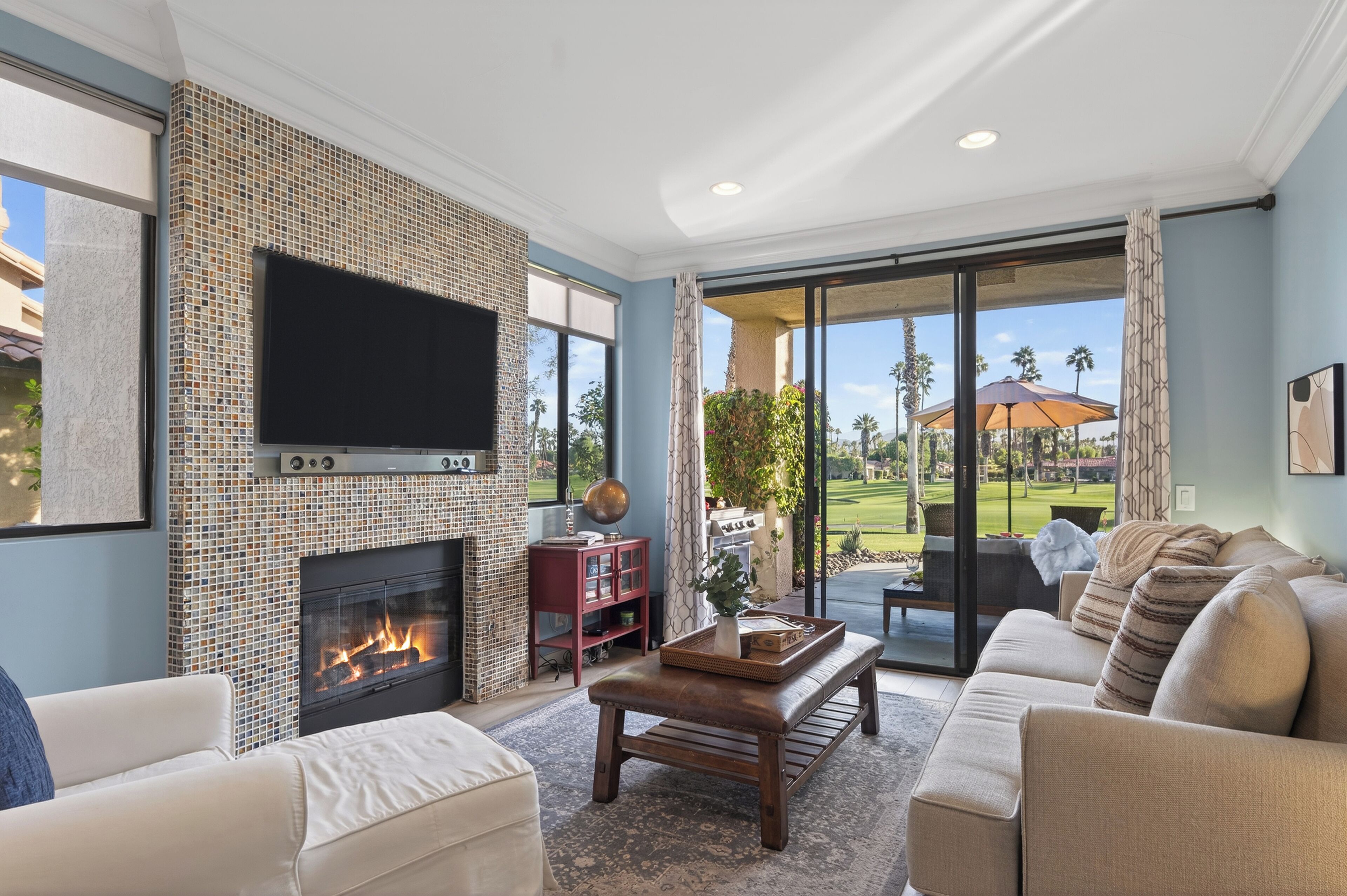 Una Smart TV, una chimenea