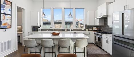 Fridge, oven, stovetop, dishwasher