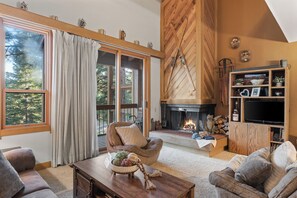Smart TV, fireplace - Cozy Northstar Cabin • Minutes to Skiing + Trails + Town | Alpine Bend (Truckee)