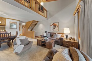 Smart TV, fireplace - Cozy Northstar Cabin • Minutes to Skiing + Trails + Town | Alpine Bend (Truckee)