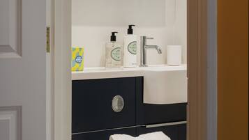 Deluxe dubbelrum | Badrum | Dusch, hårtork, handdukar och tvål