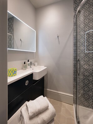 Luxury Double Room, Ensuite | Bathroom | Shower, hair dryer, towels, soap - King William Pub with Rooms (Bath)