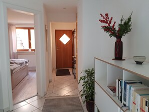 2 bedrooms, free WiFi, bed sheets - Bright, quiet, clean, separate: 50 sqm basement granny apartment near Lake Constance (Stockach)